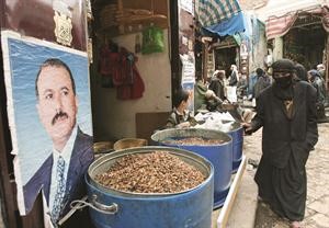 صورة للرئيس اليمني علي عبدالله صالح في احد اسواق صنعاء	افپ﻿