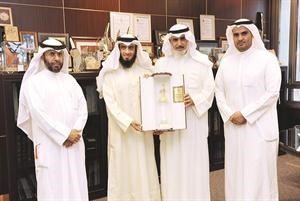 بدر العوضي يسلم عبدالقادر العجيل شيك الزكاة
