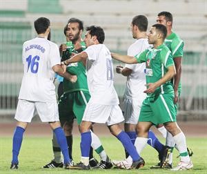 مشادة بين لاعبي العربي والشباب	الازرقكوم
﻿