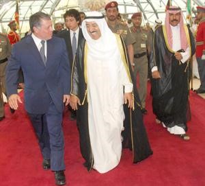 صاحب السمو الامير الشيخ صباح الاحمد مستقبلا الملك عبدالله الثاني ويبدو سمو ولي العهد