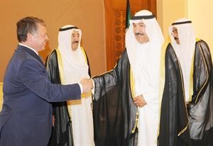الشيخ جابر العبدالله والشيخ فيصل السعود يرحبان بالملك عبدالله الثاني