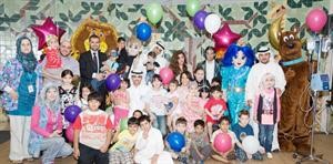 فريق العلاقات العامة لدى الوطني وعدد من المتطوعين من موظفي البنك في صورة جماعية مع الاطفال في مستشفى الوطني﻿