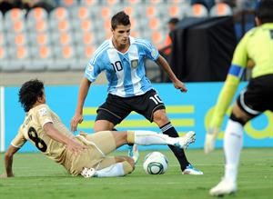 الارجنتيني ايرك لاميلا يحاول تخطي المصري احمد صبحي افپ