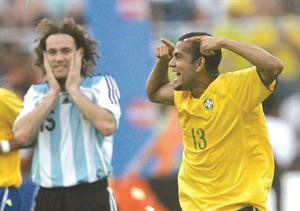  البرازيلي داني الفيس يلقب بـ القرد﻿