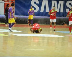 لاعب يسجد بعد تسجيله احد الاهداف
