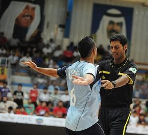 الحكم علي محمود يمنع لاعب كامكو من المشاجرة
