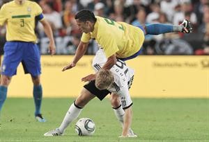 البرازيلي رالف يسقط فوق الالماني توني كروس افپ