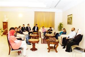 جانب من المؤتمر الصحافي بحضور الطلاب المشاركين
