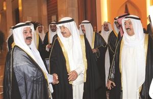  صاحب السمو يتابع حديثا بين سمو الشيخ خليفة بن سلمان والشيخ ناصر صباح الاحمد
