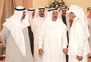 وحديث بين صاحب السمو الامير الشيخ صباح الاحمد والشيخ خليفة بن سلمان والشيخ دمحمد الصباح
