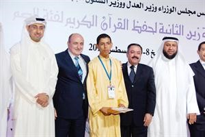 جمال الدوسري والسفير جمعة العبادي والسفير محمد بلعيش خلال تكريم احد الفائزين