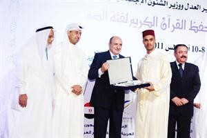 السفير المغربي يكرم احد المشاركين