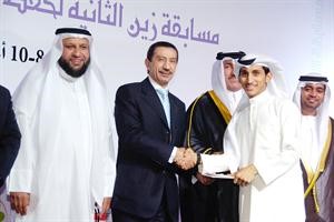 والسفير المصري مكرما احد حفظة القران الكريم