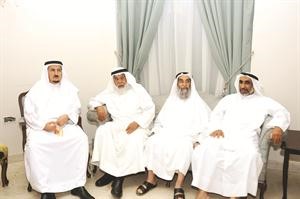 عيسى الشاهين ومبارك الدويلة مع بعض الحضور خلال الغبقة﻿