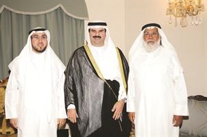 الشيخ فهد سالم العلي متوسطا عيسى الشاهين واسامة الشاهين	انور الكندري﻿