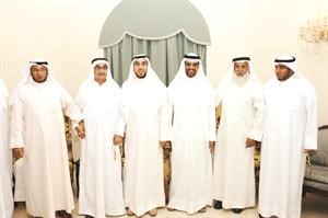 متعب العتيبي وبعض الحضور يقدمون التهاني لعيسى الشاهين واسامة الشاهين﻿