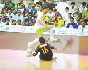 حارس المحمد يتصدى لانفراد لاعب السالمية وليد عبدالناصر
