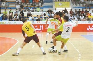 رقابة لصيقة من مدافعي السالمية على لاعب فريق الشيخ طلال المحمد البرازيلي تياغو
