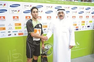حسين مقصيد يسلم لاعب البابطين الايراني محمد زادي جائزته
