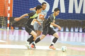 لاعب البابطين زادي ينطلق بالكرة وسط ملاحقة مدافع الدفاع
