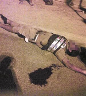 العسكري المصاب قبل نقله الى المستشفى﻿