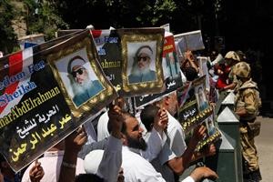 مصريون يرفعون صورة عمر عبدالرحمن مطالبين باطلاق سراحة امام السفارة الاميركية في القاهرة اپ