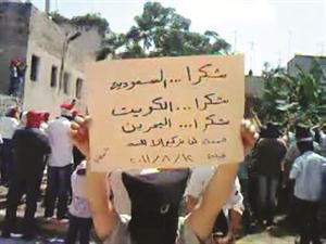 صورة ماخوذة عن الانترنت لاحد المتظاهرين يرفع لافتة تشكر السعودية والكويت والبحرين على مواقفها في مدينة جبلة افپ