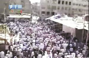 صورة ماخوذة عن الانترنت لمظاهرة في بلدة دوما بريف دمشق اپ