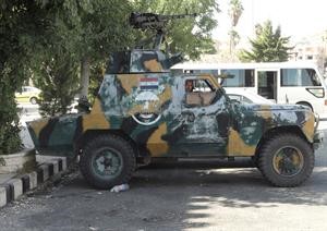 صورة التقطت خلال جولة نظمتها السلطات السورية للصحافيين الى مدينة حماة وتظهر الية عسكرية في ساحة العاصي 	اپ﻿