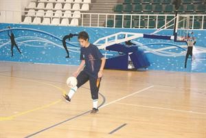 نجمة منتخب الكرة سارة الشطي خلال التدريب 	كرم ذياب﻿