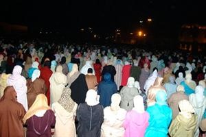 مئات السيدات اثناء صلاة التراويح﻿