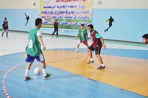مواجهة بالكرة بين لاعبين
