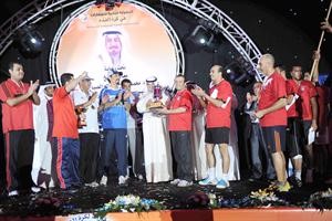 ممثل راعي الحفل وكيل وزارة الخارجية خالد الجارالله يسلم الكاس للفريق المصري﻿