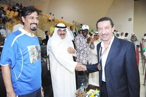 الجارالله يصافح السفير المصري طاهر فرحات بحضور الشيخ علي الخالد﻿