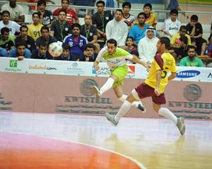 لاعب هوليداي ان يسدد على مرمى زين
