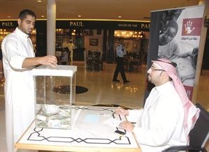 بحريني يتبرع بالمال لاغاثة منكوبي الصومال﻿