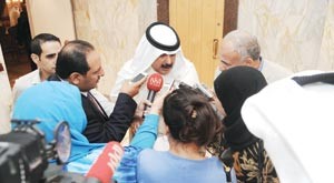 خالد الجارالله متحدثا للصحافيين على هامش اجتماع مجلس العلاقات العربية والدولية
