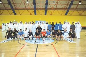 الشيخ طلال المحمد يتوسط فريق الغانم الفائز باللقب﻿