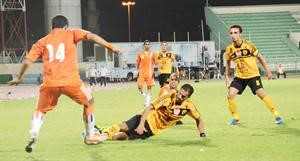 بدر المطوع يتصدى لكرة خطيرة لكاظمة	محمد ماهر﻿