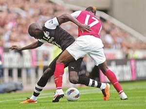لاعب نيوكاسل ديمبابا يتخطى اليكس سونغ افب