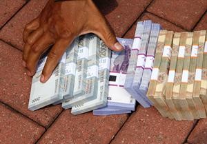 التقلبات تعصف بشدة باسواق العملات الاجنبية
