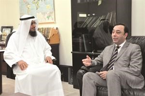 مطارق العيسى مستقبلا السفير الباكستاني
