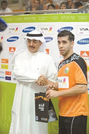 عبد اللطيف الروضان يمنح الدينيو جائزة افضل لاعب﻿