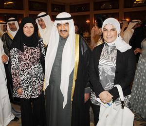 سمو رئيس الوزراء الشيخ ناصر المحمد متوسطا الزميلتين دارين العلي وغادة عبدالسلام