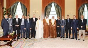 صاحب السمو الامير الشيخ صباح الاحمد مستقبلا رئيس واعضاء مجلس العلاقات العربية الدولية
