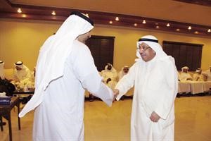 هلال فجحان المطيري مصافحا خالد الخالد