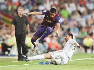 جناح برشلونة اليكسيس سانشيز يتخطى لاعب وسط ريال مدريد تشابي الونسو	 افپ﻿
