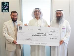 العمر يسلم شيك التبرع الى الفوزان
