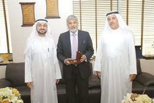 دفاضل صفر خلال استقباله السفير ساتيش شاند مهيتا بحضور راشد الحشان﻿
