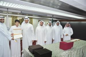 الفائز الاول يتسلم جائزته﻿